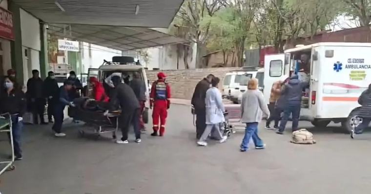 Al menos tres fallecidos y varios heridos luego de que un bus con pasajeros volcara en la ruta a Tarija