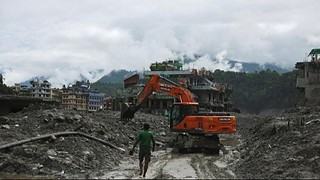 Nepal: más de mil muertos y dificultades para que los equipos de rescate lleguen hasta los afectados