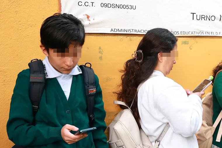 Iglesia católica mexicana pide regular uso de celulares en escuelas y educación digital