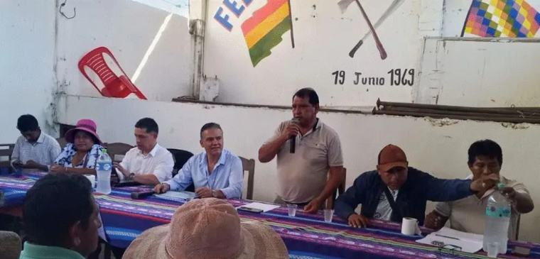 Gobierno acuerda con interculturales de Yapacaní levantar bloqueo tras ampliar cupo de diésel