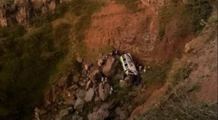 Autobús cae por un precipicio y deja al menos 21 muertos en Cabo Verde
