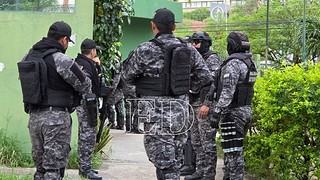 La Policía moviliza a efectivos de la unidad táctica para intervenir los bloqueos de rutas en Santa Cruz
