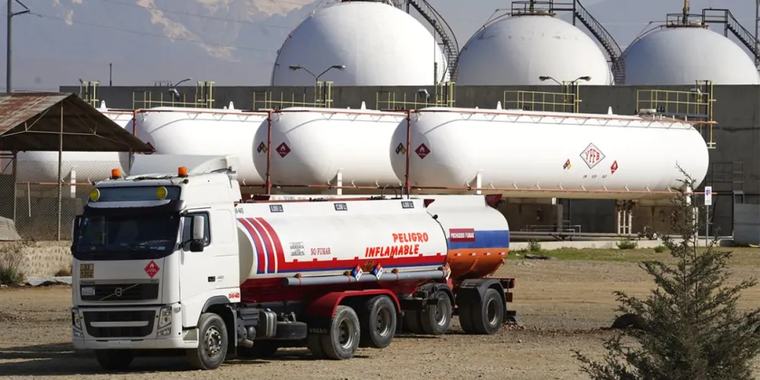 Gobierno acelera ingreso del sector privado en la importación y venta de combustibles; YPFB dejará esta tarea paulatinamente