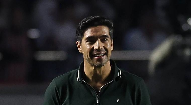 ¡Fuera de control! Abel Ferreira pateó un micrófono y fue sancionado