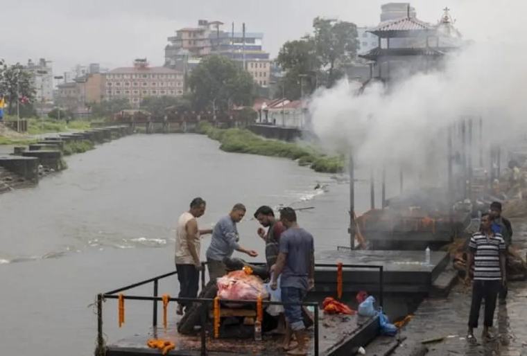 Nepal y China elevan a 633 los muertos y a casi 3.000 los desaparecidos tras la riada