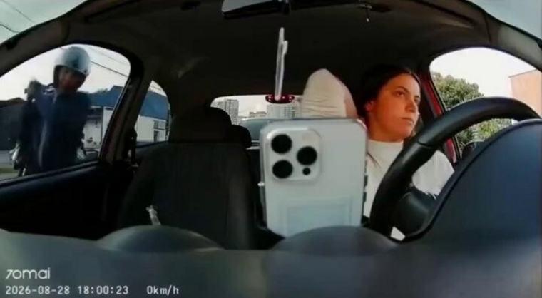 Robo en segundos: le rompieron el vidrio y le arrebataron el celular