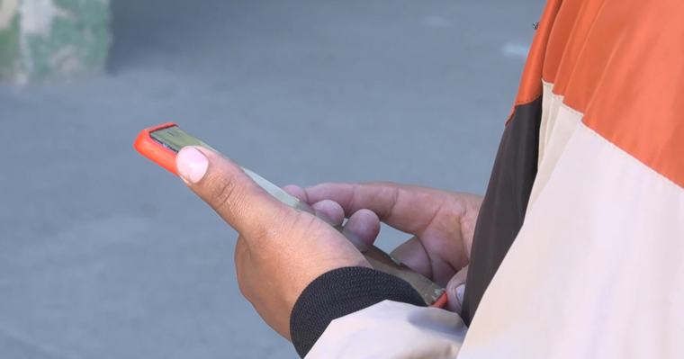 Descubren por mensajes de Whatsapp que un profesor de 57 años abusaba de su alumna