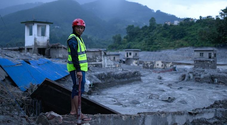 Sube a 675 el saldo provisional de muertos por el alud en Nepal