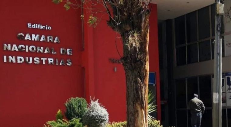 Industriales paceños valoran baja en el precio referencial del diésel